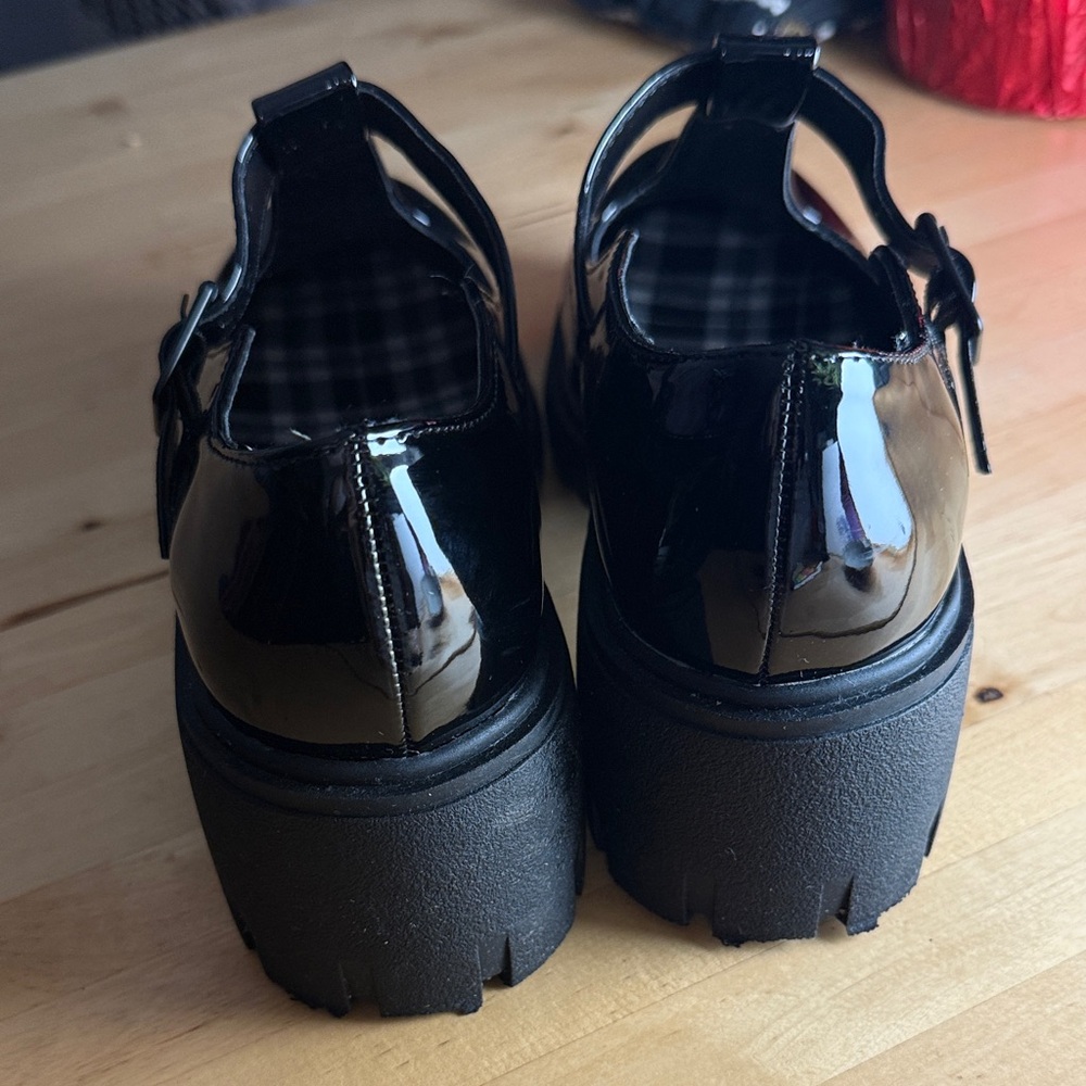 Stylish Black Women's Shoes - Picture 3 of 9